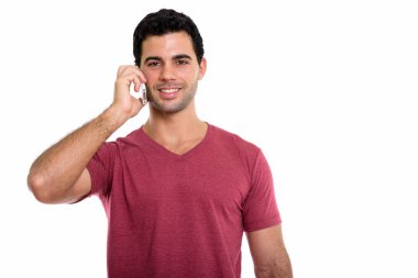 Cep telefonuyla konuşurken gülümseyen genç İspanyol 'un stüdyo fotoğrafı.
