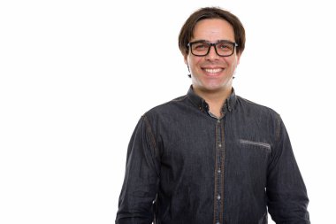 Gözlük takarken gülümseyen genç, mutlu İranlı adamın stüdyo fotoğrafı.