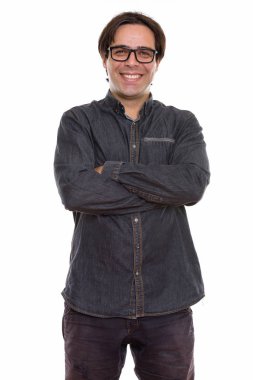 Kollarını kavuşturmuş gözlük takmış gülümseyen genç İranlı adamın stüdyo fotoğrafı.