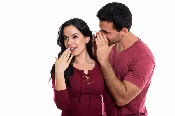 Estúdio Tiro Jovem Casal Feliz Sorrindo Com Homem Sussurrando Para — Fotografia de Stock