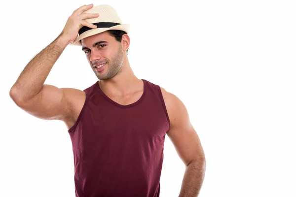 Estúdio Tiro Jovem Feliz Hispânico Homem Sorrindo Enquanto Segurando Chapéu — Fotografia de Stock