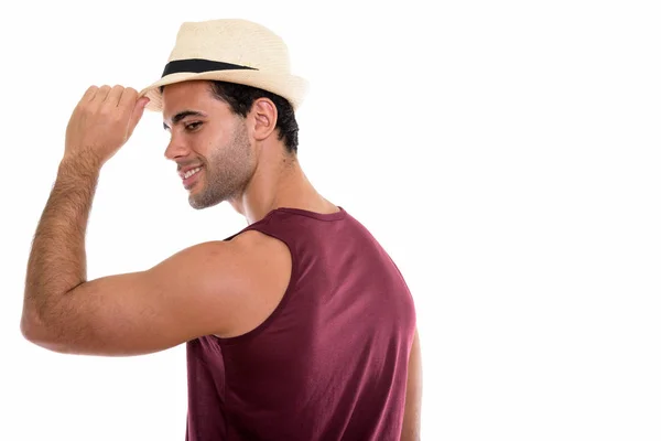 Προβολή Προφίλ Του Νεαρού Ευτυχισμένου Ισπανόφωνου Άνδρα Χαμογελώντας Κρατώντας Καπέλο — Φωτογραφία Αρχείου