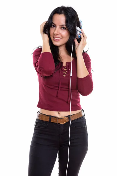 Estúdio Tiro Jovem Espanhola Feliz Sorrindo Enquanto Ouve Música — Fotografia de Stock