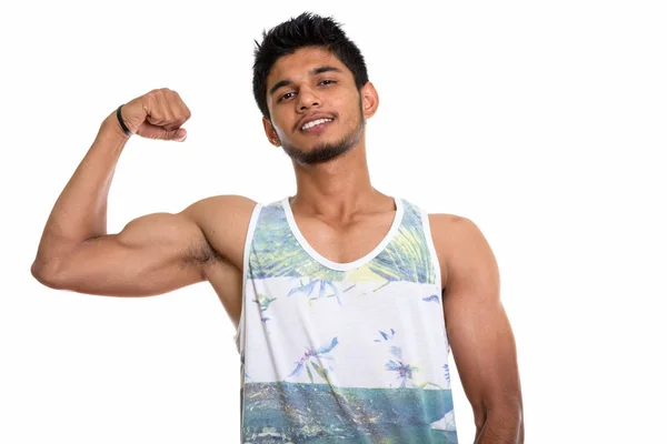Studioaufnahme Eines Jungen Glücklichen Indischen Mannes Der Lächelnd Seinen Arm — Stockfoto
