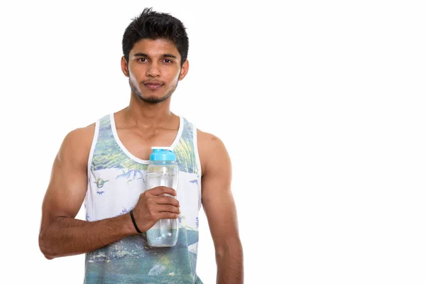 Studioaufnahme Eines Jungen Hübschen Indischen Mannes Mit Wasserflasche — Stockfoto