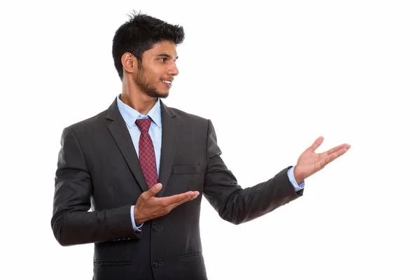 Profilansicht Eines Jungen Glücklichen Indischen Geschäftsmannes Der Lächelt Während Etwas — Stockfoto