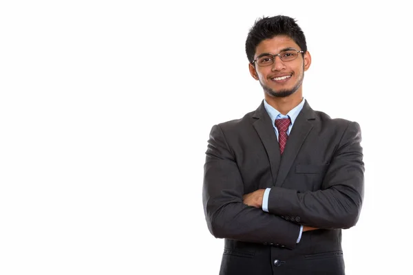 Студийный Снимок Молодого Счастливого Индийского Бизнесмена Улыбающегося Очках Скрещенными Руками — стоковое фото