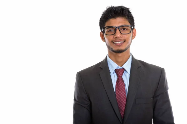 Studioaufnahme Eines Jungen Glücklichen Indischen Geschäftsmannes Der Mit Brille Lächelt — Stockfoto