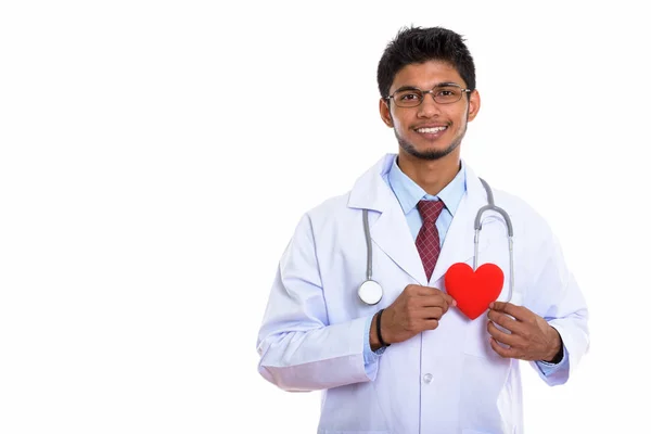 演播室里年轻快乐的印度医生笑着将红心贴在胸前的镜头 — 图库照片
