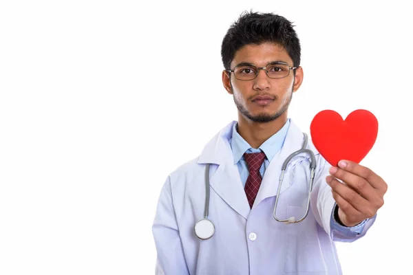 Estudio Disparo Joven Guapo Indio Hombre Médico Sosteniendo Corazón Rojo —  Fotos de Stock