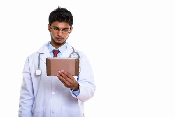 Studio Zdjęcie Młodego Przystojnego Indianina Lekarza Trzymającego Cyfrową Tabletkę — Zdjęcie stockowe