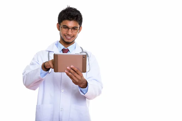 Estudio Tiro Joven Feliz Indio Hombre Médico Sonriendo Mientras Utiliza —  Fotos de Stock