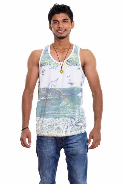 Studioaufnahme Eines Jungen Glücklichen Indischen Mannes Der Lächelt Und Steht — Stockfoto