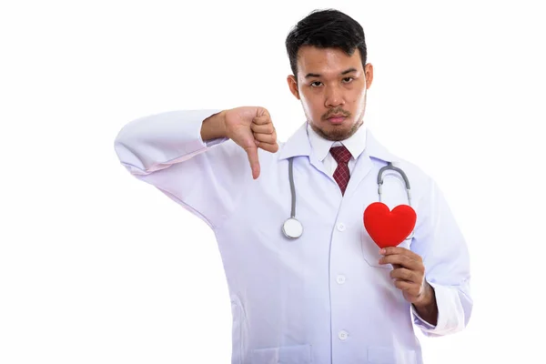 Estúdio Tiro Jovem Asiático Homem Médico Segurando Vermelho Coração Dando — Fotografia de Stock