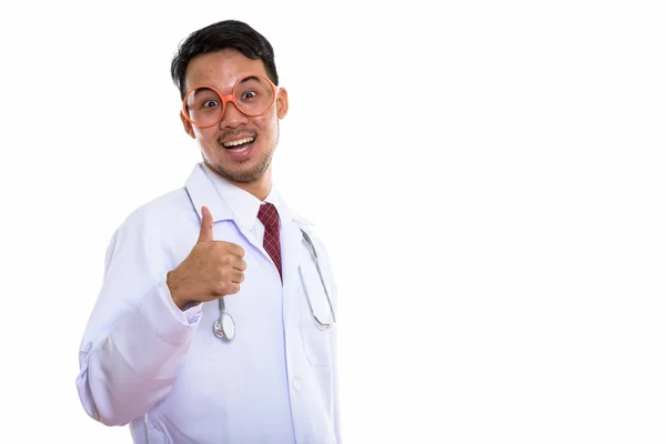 Estudio Disparo Joven Feliz Asiático Hombre Médico Sonriendo Mientras Que — Foto de Stock