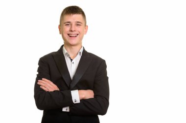 Kollarını kavuşturup gülümseyen genç ve mutlu iş adamının stüdyo fotoğrafı.