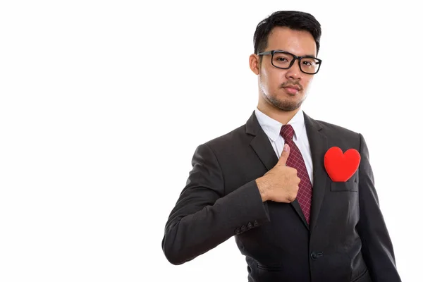 Studioaufnahme Eines Jungen Asiatischen Geschäftsmannes Der Mit Rotem Herz Auf — Stockfoto