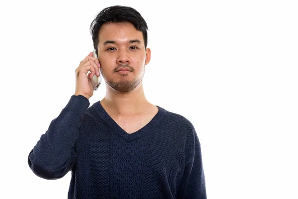 Studio Plan Jeune Homme Asiatique Parlant Sur Téléphone Mobile — Photo