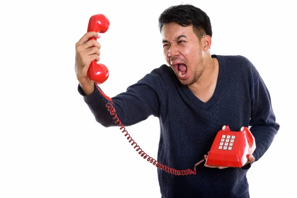 Estúdio Tiro Jovem Irritado Asiático Homem Segurando Gritando Telefone Velho — Fotografia de Stock