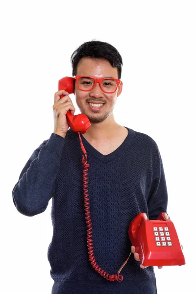 Studio Menembak Pemuda Asia Yang Bahagia Tersenyum Sambil Berbicara Telepon — Stok Foto
