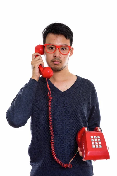 Studio Shot Van Jonge Aziatische Man Praten Oude Telefoon — Stockfoto