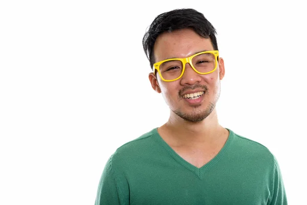Studio Záběr Mladý Šťastný Asijské Muž Úsměvem Při Nošení Brýlí — Stock fotografie