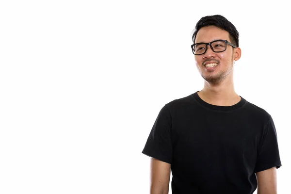 Estúdio Tiro Jovem Feliz Asiático Homem Sorrindo Enquanto Pensa Vestindo — Fotografia de Stock