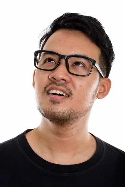 Tvář Mladého Šťastného Asijského Muže Úsměvem Přemýšlením Při Pohledu Nahoru — Stock fotografie