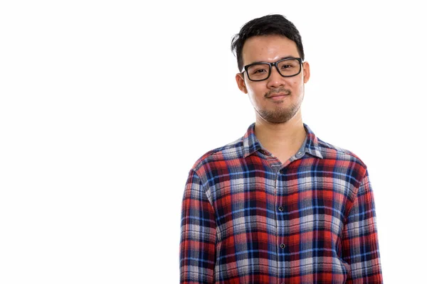 电影制片厂拍摄的身穿眼镜的年轻亚洲男子 — 图库照片
