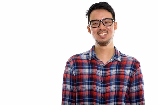 Estúdio Tiro Jovem Feliz Asiático Homem Sorrindo Enquanto Vestindo Óculos — Fotografia de Stock