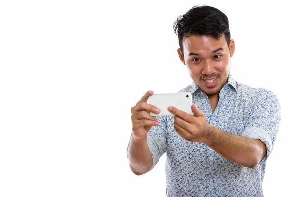 Студийный Снимок Молодого Счастливого Азиата Улыбающегося Время Фотографирования Мобильного Телефона — стоковое фото