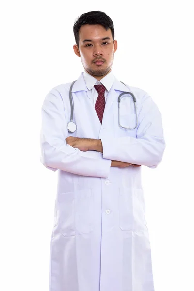 工作室拍摄的年轻亚洲男子医生站在双臂交叉 — 图库照片