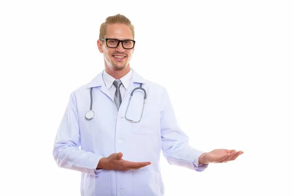 Estudio Tiro Joven Feliz Hombre Médico Sonriendo Mostrando Algo —  Fotos de Stock