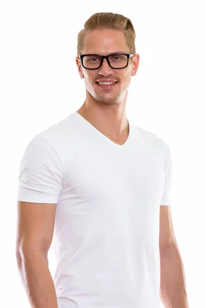 Estúdio Tiro Feliz Jovem Bonito Homem Sorrindo Enquanto Vestindo Óculos — Fotografia de Stock