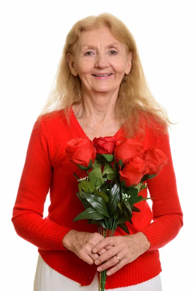 Studio Skott Glad Senior Kvinna Ler Och Håller Röda Rosor — Stockfoto
