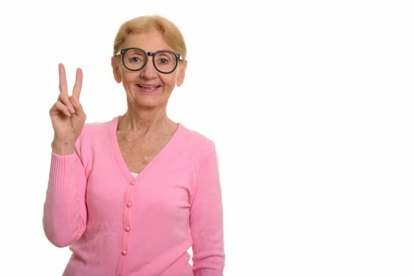 Szczęśliwy Senior Nerd Kobieta Uśmiechając Się Dając Znak Pokoju — Zdjęcie stockowe