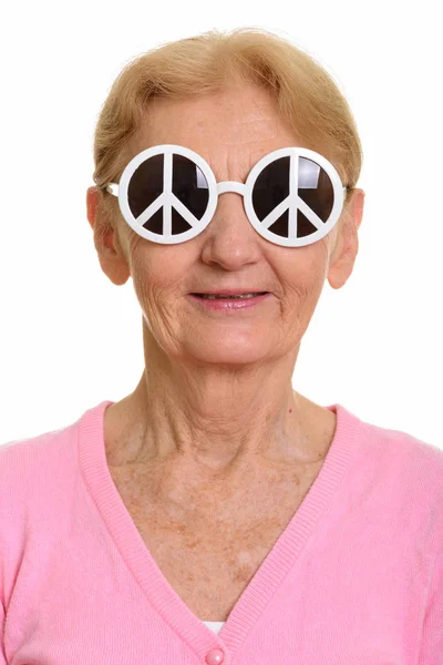 Лицо Счастливой Пожилой Женщины Улыбающейся Солнечных Очках Знаком Мира — стоковое фото