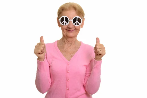 Happy Senior Woman Smiling While Wearing Sunglasses Peace Sign Giving — Stock Photo, Image