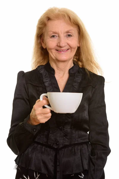 Studio Skott Glad Senior Affärskvinna Ler Medan Håller Kaffekopp — Stockfoto