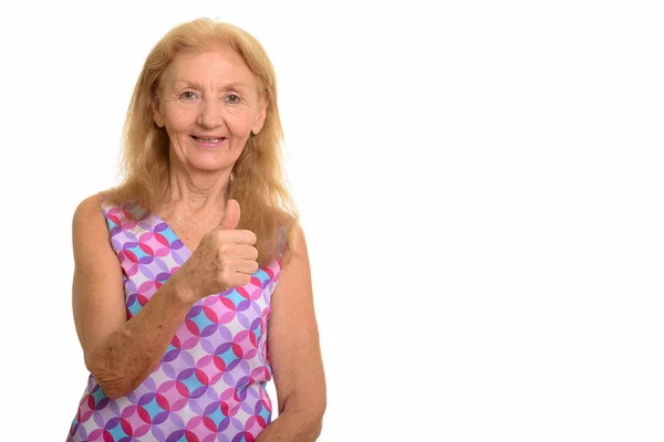 Студийный Снимок Счастливой Пожилой Женщины Улыбающейся Показывающей Большой Палец — стоковое фото