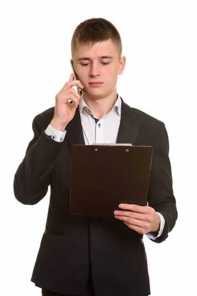 Estúdio Tiro Jovem Empresário Falando Telefone Celular Enquanto Lia Área — Fotografia de Stock