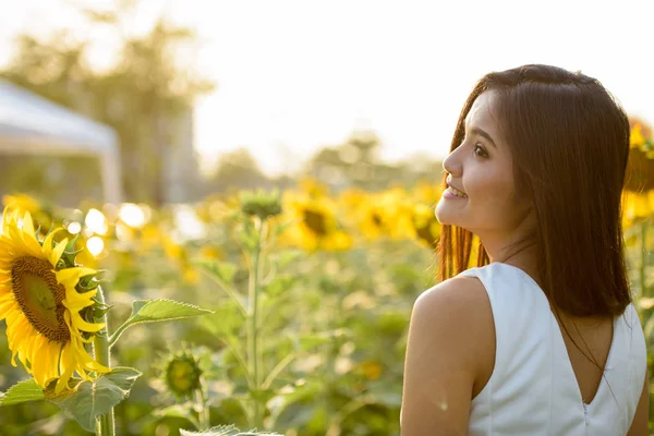 Perfil de la joven feliz mujer asiática sonriendo y pensando en —  Fotos de Stock