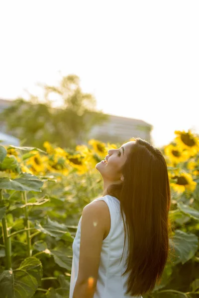 Perfil de la joven feliz mujer asiática sonriendo mientras mira hacia arriba —  Fotos de Stock