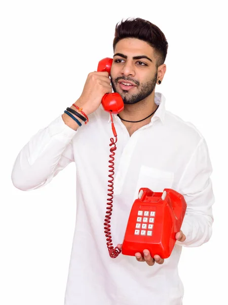 Estúdio tiro de jovem feliz indiano homem falando no telefone isola — Fotografia de Stock