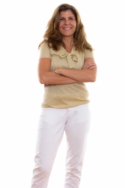 Studio shot de mujer feliz madura sonriendo y de pie con los brazos — Foto de Stock