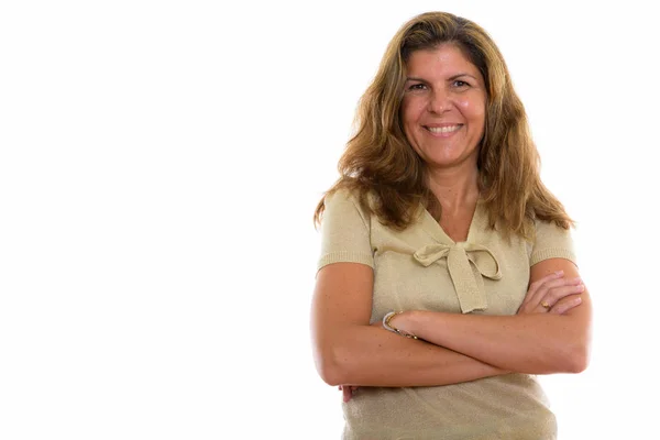 Estudio de tiro de mujer feliz madura sonriendo con los brazos cruzados —  Fotos de Stock