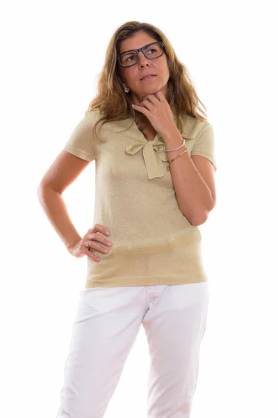 Studio shot van volwassen mooie vrouw permanent en denken gebruikswoord — Stockfoto