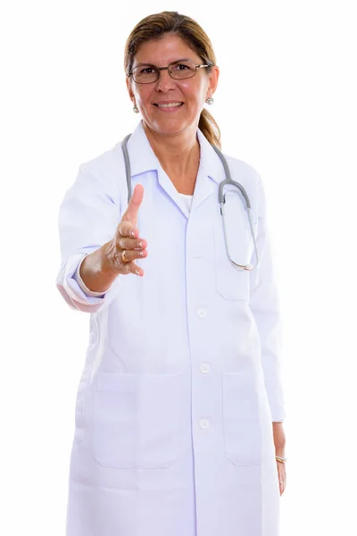 Estúdio tiro de mulher feliz madura médico sorrindo e pé wh — Fotografia de Stock