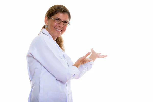 Estúdio tiro de mulher feliz madura médico sorrindo e mostrando som — Fotografia de Stock