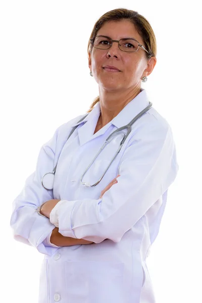 Estúdio tiro de mulher bonita madura médico com braços cruzados — Fotografia de Stock